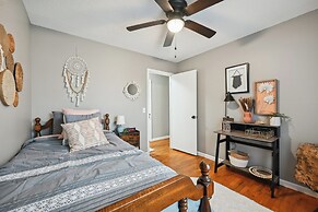 Vine Grove Home w/ Deck, 4 Mi to Saunders Springs!