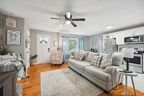 Vine Grove Home w/ Deck, 4 Mi to Saunders Springs!