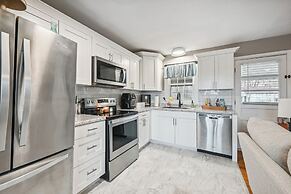 Vine Grove Home w/ Deck, 4 Mi to Saunders Springs!