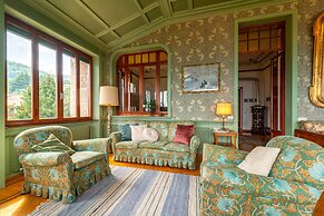 Family Villa with Stunning Lake View