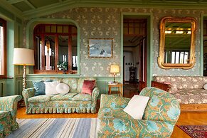 Family Villa with Stunning Lake View