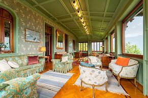 Family Villa with Stunning Lake View