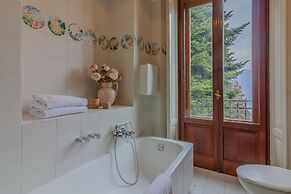 Family Villa with Stunning Lake View