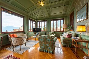 Family Villa with Stunning Lake View