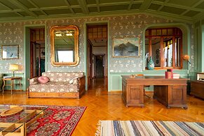 Family Villa with Stunning Lake View