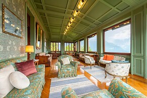 Family Villa with Stunning Lake View