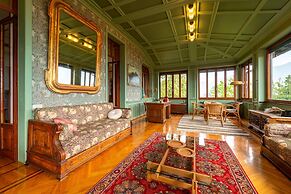 Family Villa with Stunning Lake View