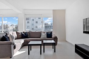 Phaedrus Living: Romanou Modern City Center Flat
