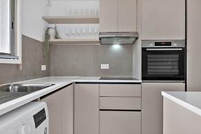Phaedrus Living: Romanou Modern City Center Flat
