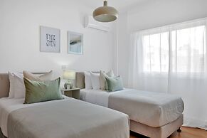 Phaedrus Living: Romanou Modern City Center Flat