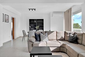 Phaedrus Living: Romanou Modern City Center Flat