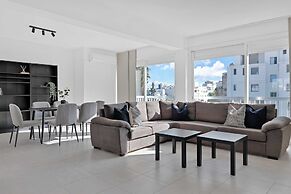 Phaedrus Living: Romanou Modern City Center Flat