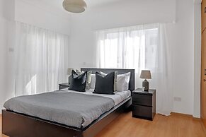 Phaedrus Living: Romanou Modern City Center Flat