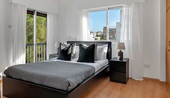 Phaedrus Living: Romanou Modern City Center Flat