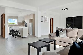 Phaedrus Living: Romanou Modern City Center Flat
