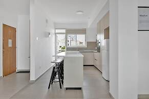 Phaedrus Living: Romanou Modern City Center Flat