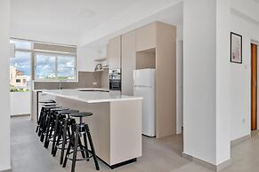 Phaedrus Living: Romanou Modern City Center Flat