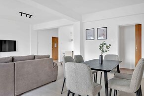 Phaedrus Living: Romanou Modern City Center Flat