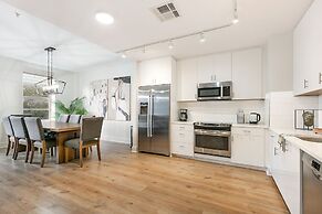 Spacious 4-Bed Condo steps from French Quarter