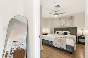 Spacious 4-Bed Condo steps from French Quarter