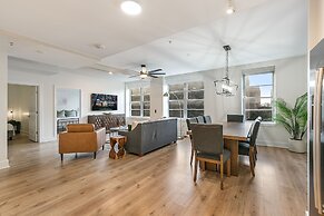 Spacious 4-Bed Condo steps from French Quarter