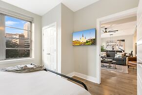 Spacious 4-Bed Condo steps from French Quarter
