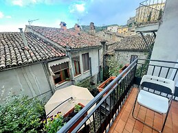 Elegant Apt - Spoleto A1 - Train Station 2 kms - Sleeps 6