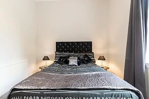 Stunning Newly Furnished Ground Floor Apartment