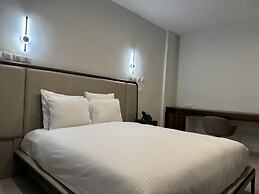 The Six Apparthotel