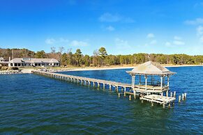 Bay Estate by Avantstay Waterfront, Private Pond