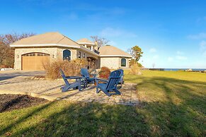 Bay House by Avantstay Waterfront, Pier, Pond