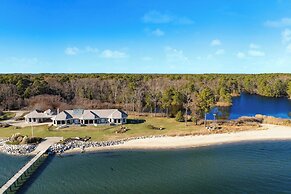 Bay House by Avantstay Waterfront, Pier, Pond