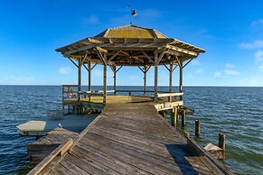 Bay Cottage by Avantstay Waterfront, Pier, Pond