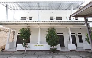 OYO Life 93154 White Kos Jenggala