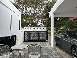 2 Bedroom Landed House Near Icon City BM