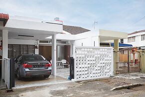 2 Bedroom Landed House Near Icon City BM