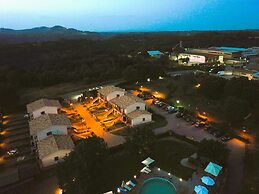 Residence with swimming pool in Sorano