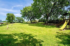 Residence with swimming pool in Sorano