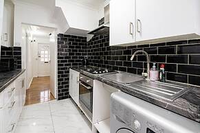 Impeccable 3-bed House in Abbeywood