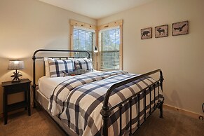 Deer Park Cabin 3 Bedroom Home by RedAwning