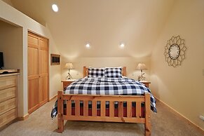 Deer Park Cabin 3 Bedroom Home by RedAwning