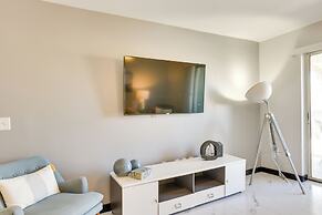 Walk to Golf Course & Beach: Modern Destin Condo