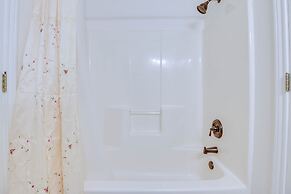 9 Mi to Ray Roberts Lake: Texas Retreat w/ Pool