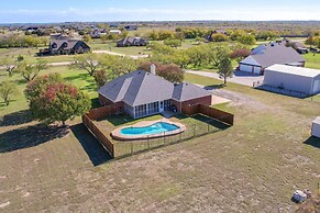 9 Mi to Ray Roberts Lake: Texas Retreat w/ Pool