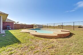9 Mi to Ray Roberts Lake: Texas Retreat w/ Pool