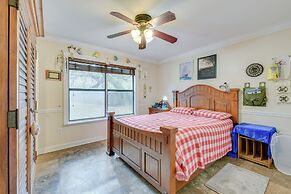 Pet-friendly Freeport Home - 2 Mi to Beach!