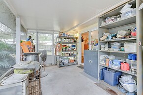 Pet-friendly Freeport Home - 2 Mi to Beach!