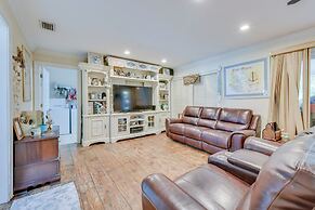 Pet-friendly Freeport Home - 2 Mi to Beach!