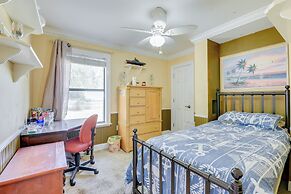 Pet-friendly Freeport Home - 2 Mi to Beach!