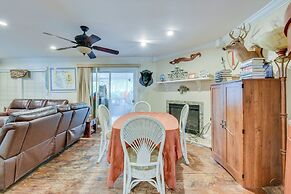 Pet-friendly Freeport Home - 2 Mi to Beach!